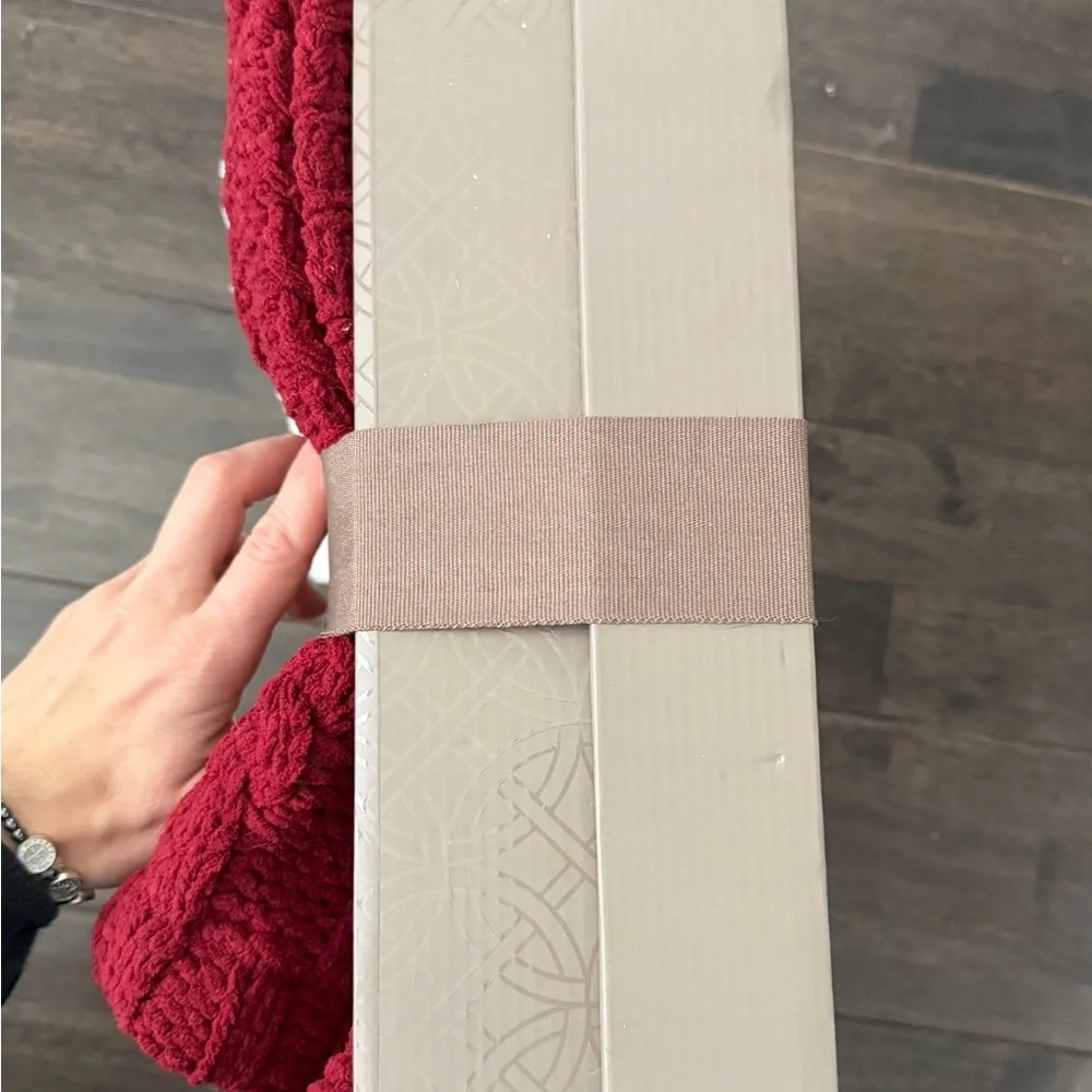 NWT Berkshire Chalet Collection Crimson and Ivory Throw blanket